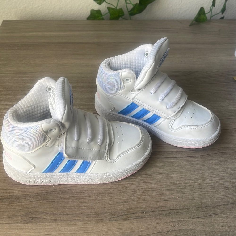 Toddler boy size 8 1/2 Adidas high top sneakers.. EUC!
